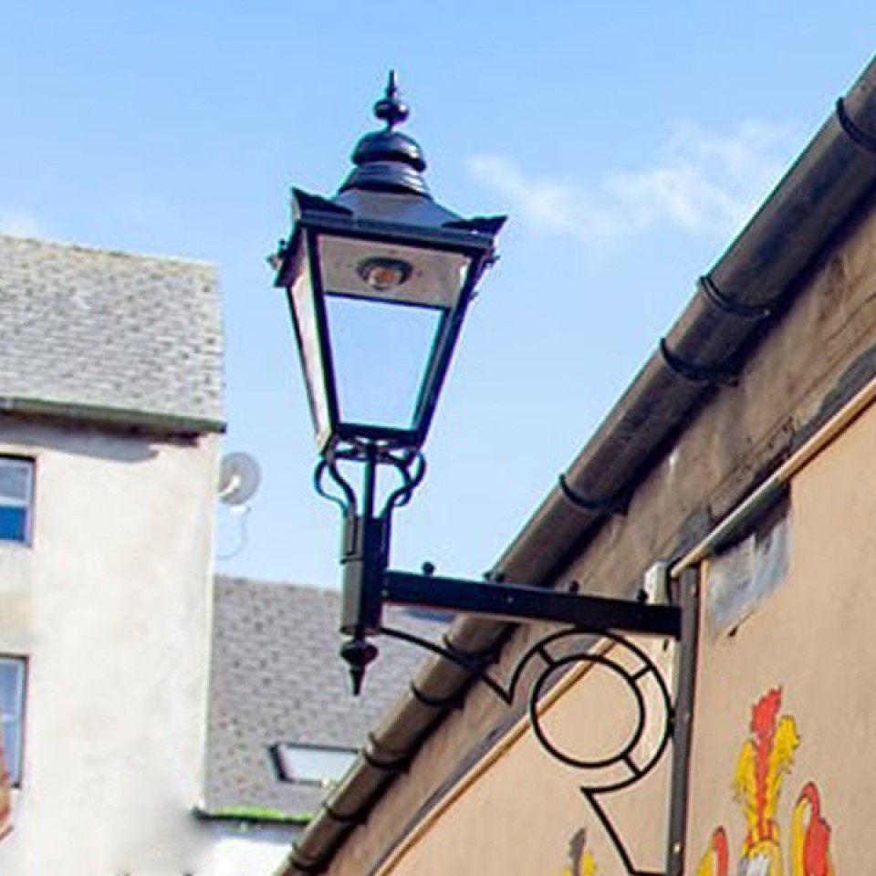 Viktoriansk traditionell stor utomhusvägglampa i gjutjärn/galvaniserat stål 147 cm IP65