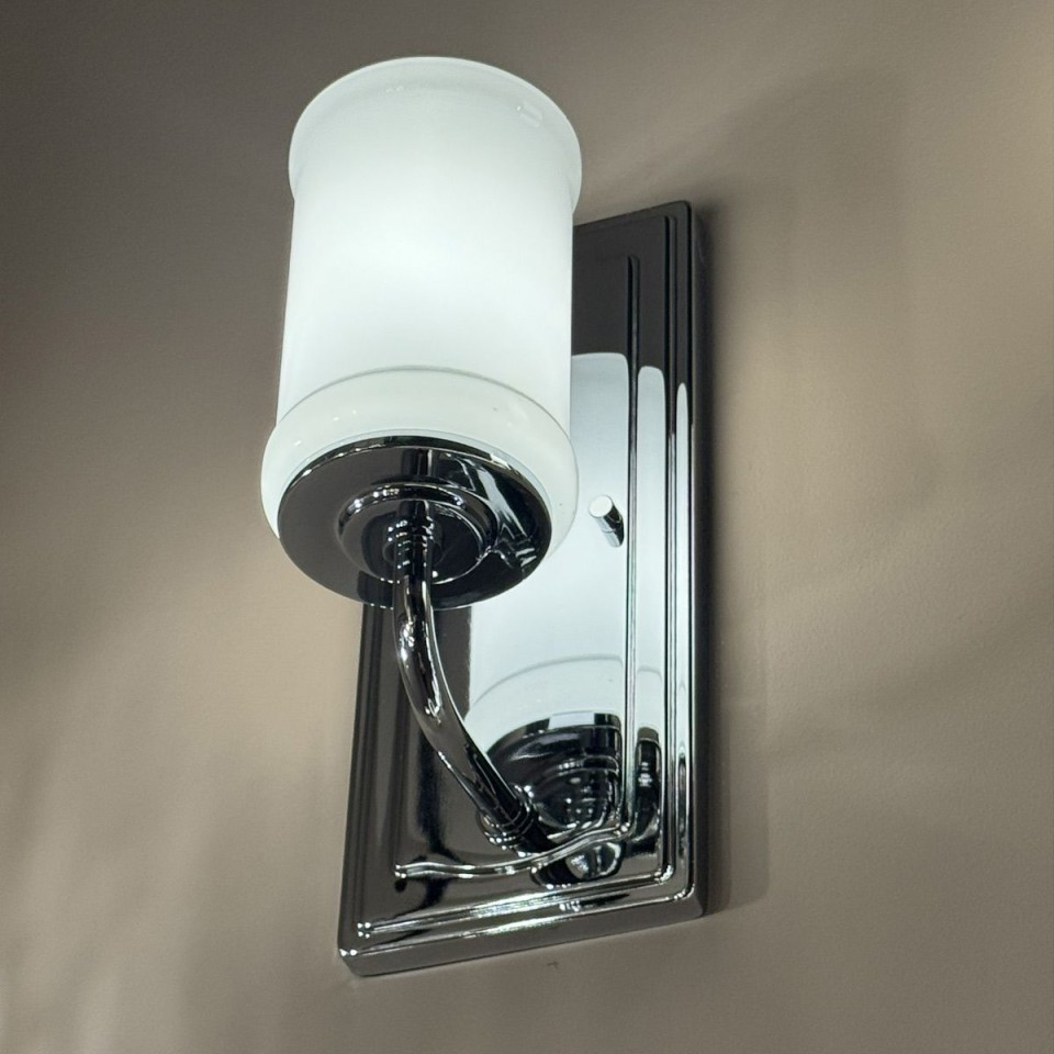 Vetivene 1-ljus badrumsvägglampa polerad krom/opalglas 30,5 cm IP44