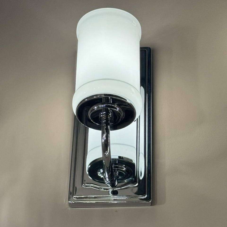 Vetivene 1-ljus badrumsvägglampa polerad krom/opalglas 30,5 cm IP44