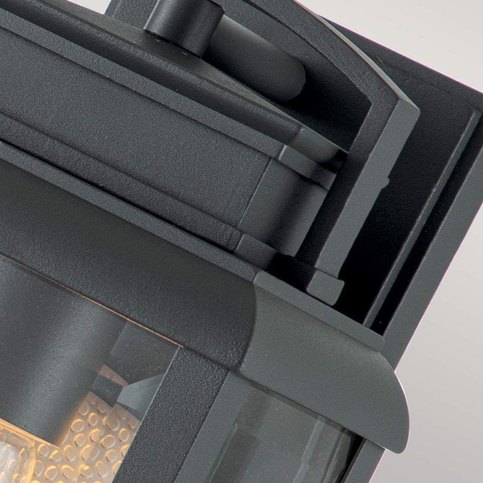 Byron 1-lt liten utomhusvägglampa grafit/klar 30,5 cm IP44 Quoizel Byron 1-lt liten utomhusvägglampa grafit/klar 30,5 cm IP44