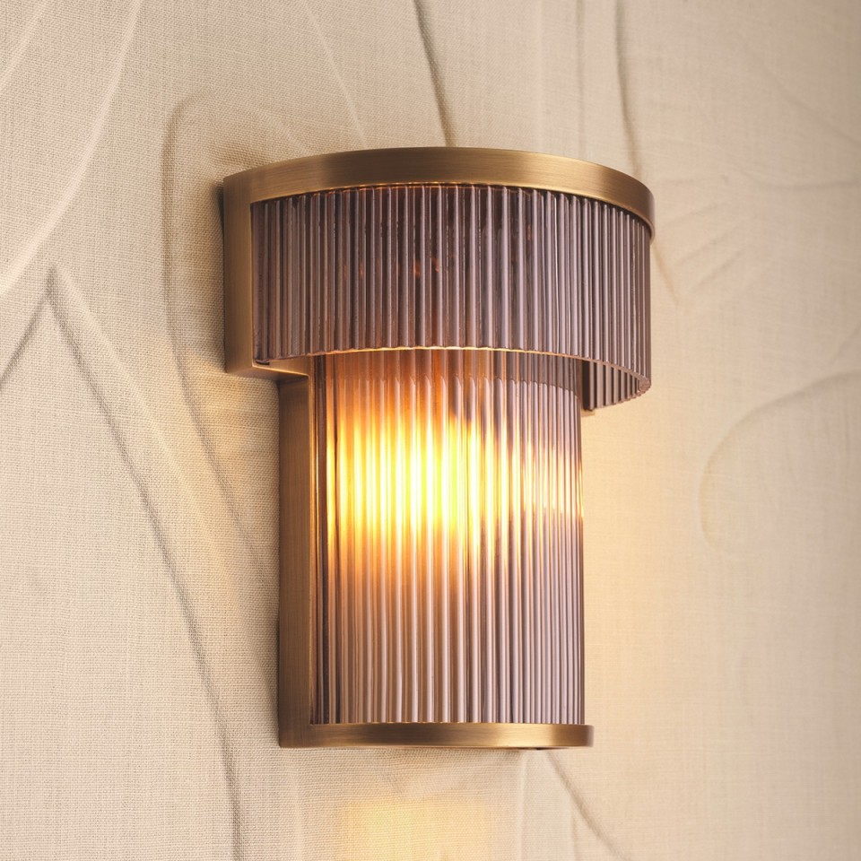 Andromeda vägglampa antikmässing/rökglas 26 cm