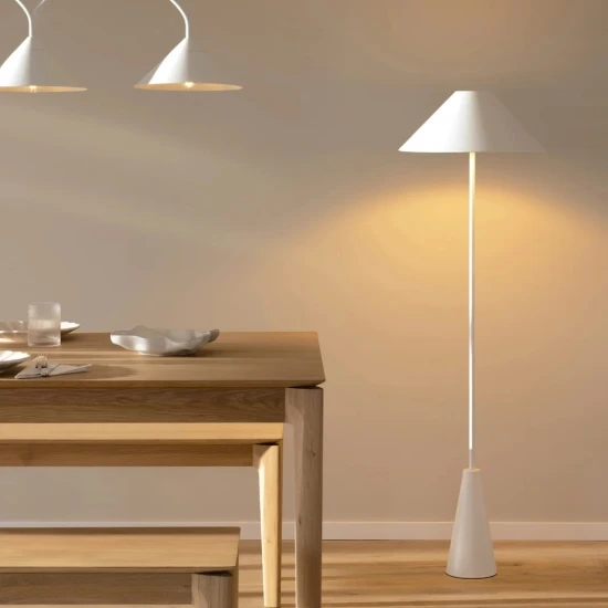 Cannes golvlampa i olika färger 140 cm Cannes golvlampa i olika färger 140 cm