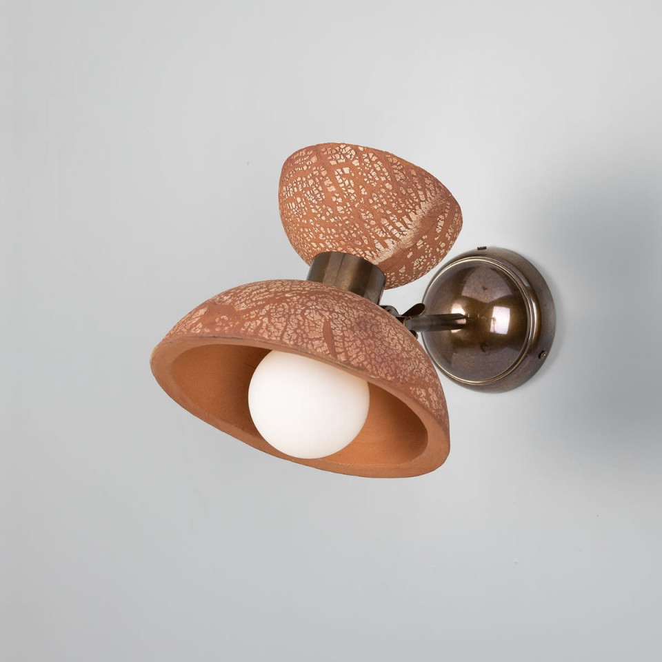 Nakaii vägglampa röd järn keramik/mässing 24 cm Mullan Lighting Nakaii vägglampa röd järn keramik/mässing 24 cm