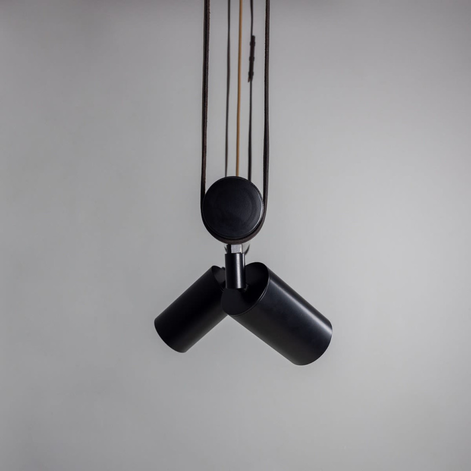 Holmes 5-Lt Linear Ceiling Light Brass/Matte Black 100 cm Mullan Lighting Holmes 5-Lt Linear Ceiling Light Brass/Matte Black 100 cm