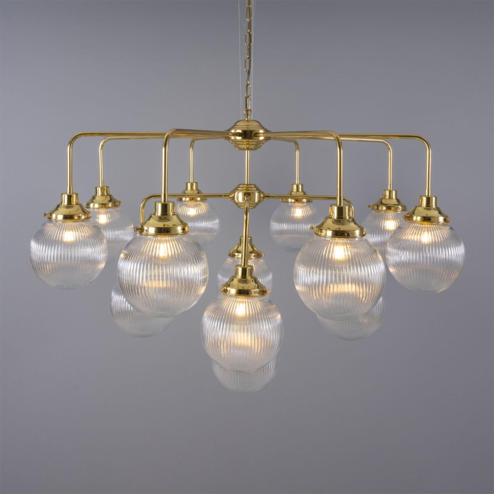 Genua 13-ljus ljuskrona mässing/prismatiskt glas 124 cm Mullan Lighting Genua 13-ljus ljuskrona mässing/prismatiskt glas 124 cm