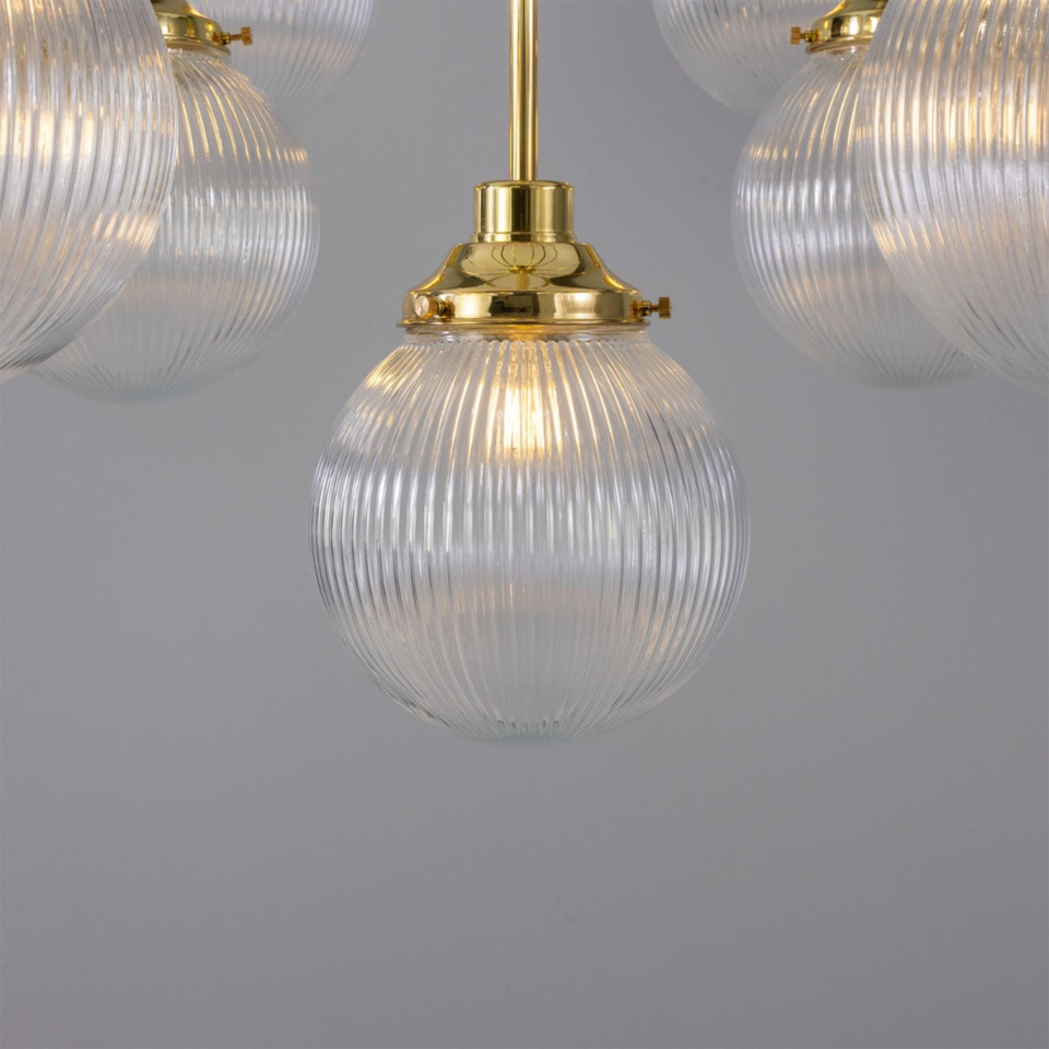 Genua 13-ljus ljuskrona mässing/prismatiskt glas 124 cm Mullan Lighting Genua 13-ljus ljuskrona mässing/prismatiskt glas 124 cm