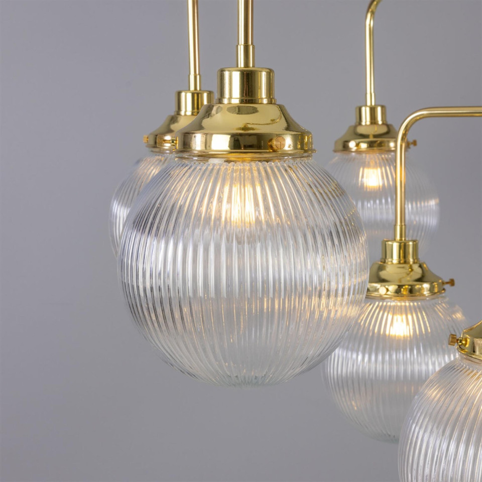 Genua 13-ljus ljuskrona mässing/prismatiskt glas 124 cm Mullan Lighting Genua 13-ljus ljuskrona mässing/prismatiskt glas 124 cm