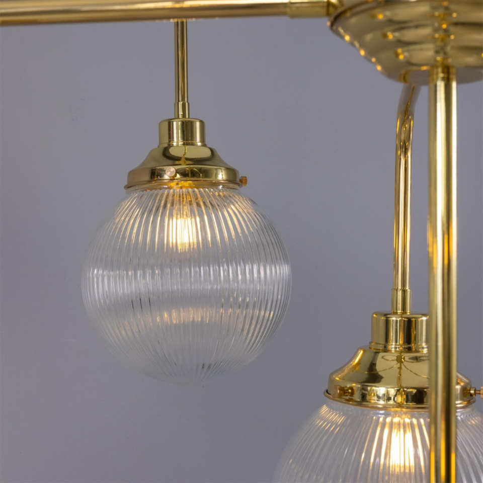 Genua 13-ljus ljuskrona mässing/prismatiskt glas 124 cm Mullan Lighting Genua 13-ljus ljuskrona mässing/prismatiskt glas 124 cm