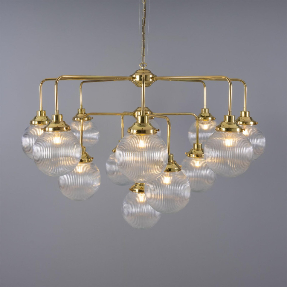 Genua 13-ljus ljuskrona mässing/prismatiskt glas 124 cm Mullan Lighting Genua 13-ljus ljuskrona mässing/prismatiskt glas 124 cm