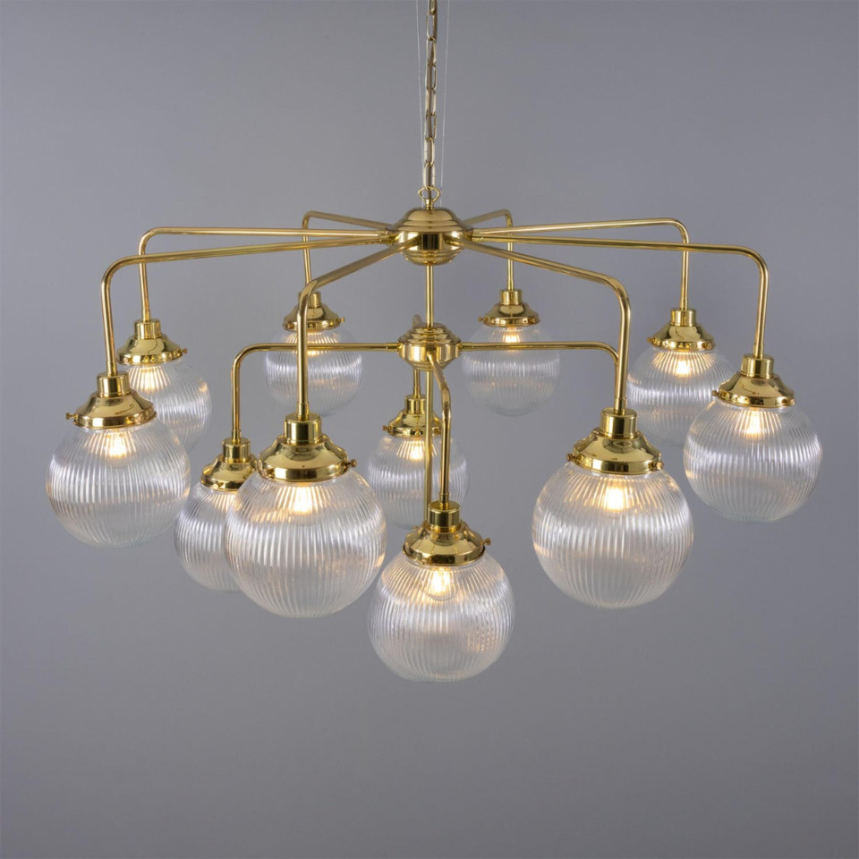 Genua 13-ljus ljuskrona mässing/prismatiskt glas 124 cm Mullan Lighting Genua 13-ljus ljuskrona mässing/prismatiskt glas 124 cm