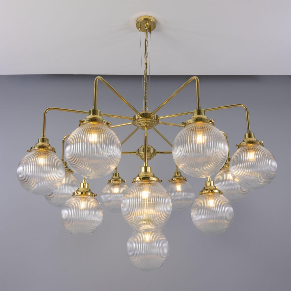 Genua 13-ljus ljuskrona mässing/prismatiskt glas 124 cm Mullan Lighting Genua 13-ljus ljuskrona mässing/prismatiskt glas 124 cm