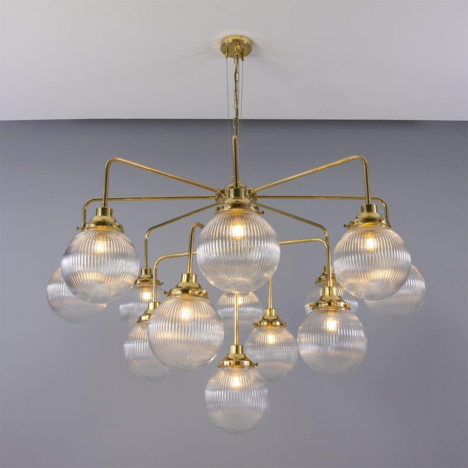 Genua 13-ljus ljuskrona mässing/prismatiskt glas 124 cm Mullan Lighting Genua 13-ljus ljuskrona mässing/prismatiskt glas 124 cm