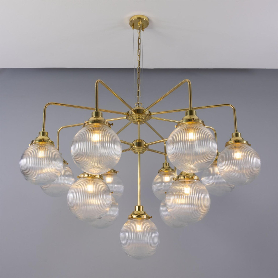 Genua 13-ljus ljuskrona mässing/prismatiskt glas 124 cm Mullan Lighting Genua 13-ljus ljuskrona mässing/prismatiskt glas 124 cm