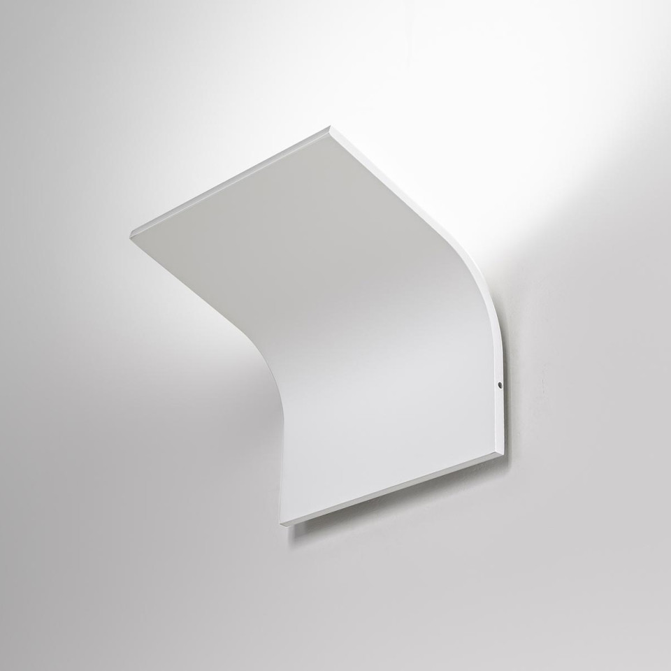 App hotell vägglampa vit/matt mässing/titan 20cm